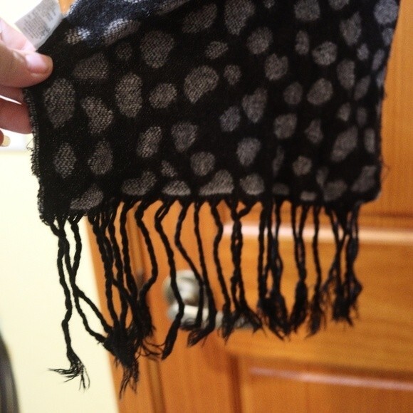 Hello Kitty Leopard Print Gray & Black Embroidered Fringe Scarf. - Picture 6 of 8